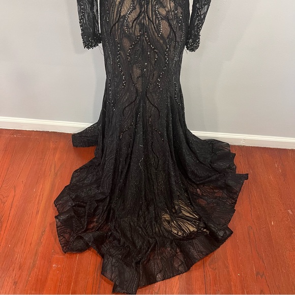 MAC DUGGAL Black Beaded Zippered Sheer Lined Long Sleeve V Neck Mermaid Gown - Picture 13 of 17